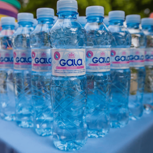 Aqua Gala brend blok u radnji – poravnate flaše
