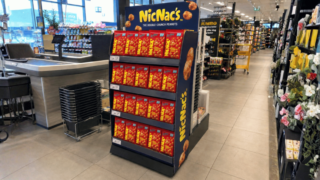 NicNac’s grickalice izložene na sekundarnoj poziciji u supermarketu, na gondoli u blizini kase.
